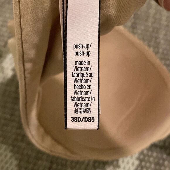 Victoria’s Secret push-up bra, size 38D - Picture 5 of 5